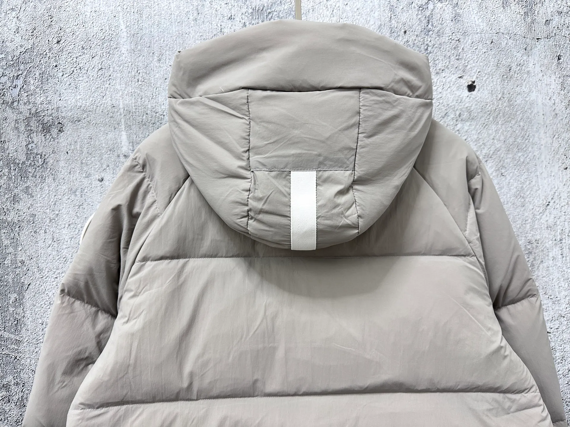 P740 【𝗖𝗔𝗡𝗔𝗗𝗔 𝗚𝗢𝗢𝗦𝗘】Capsule Series Macaron White Label Fabric: Made of soft EnduraLuxe fabric imported from DuPont, CORDURA, USA, which enhances the durability of easy-to-wear parts, is lightweight and durable; the liner is made of 400T anti-velvet gallbladder, which is comfortable, soft and non-velvet. : Equipped with a detachable hood, which can be adjusted in two directions, and is also filled with down, which brings greater softness and wrapping around the head and neck, and is full of warmth. This parka features white trim on the back and sides, and the hardware locks are all original and custom-made to match the muted fabric color. Goose label: The official website’s new series of silicone material labels, non-embroidery labels. Length: Fit hip-length. Size: XS-L